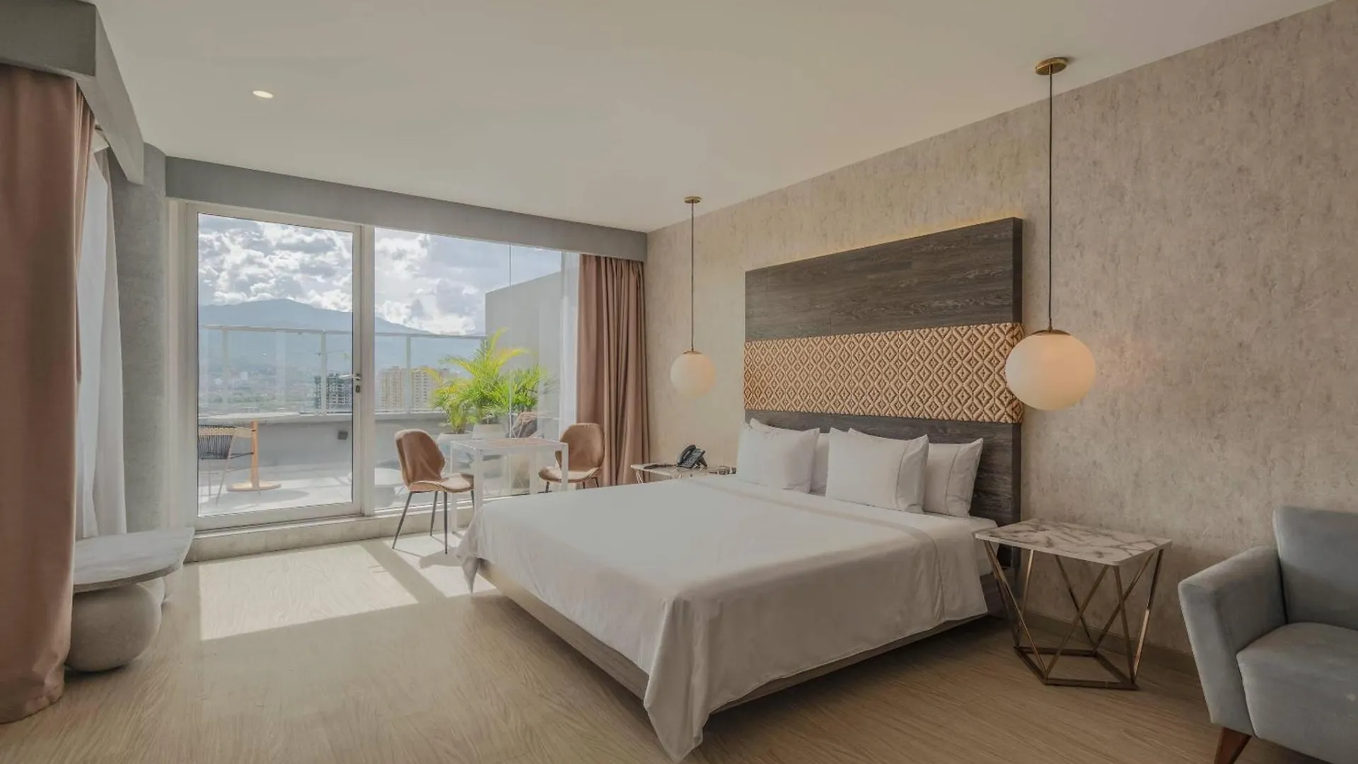 V Grand Hotel, A Member Of Radisson Individuals 메딜린