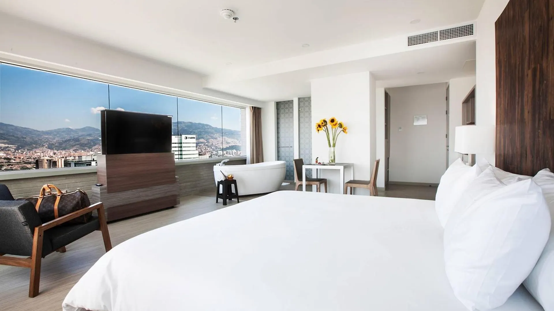 V Grand Hotel, A Member Of Radisson Individuals 메딜린 4*,