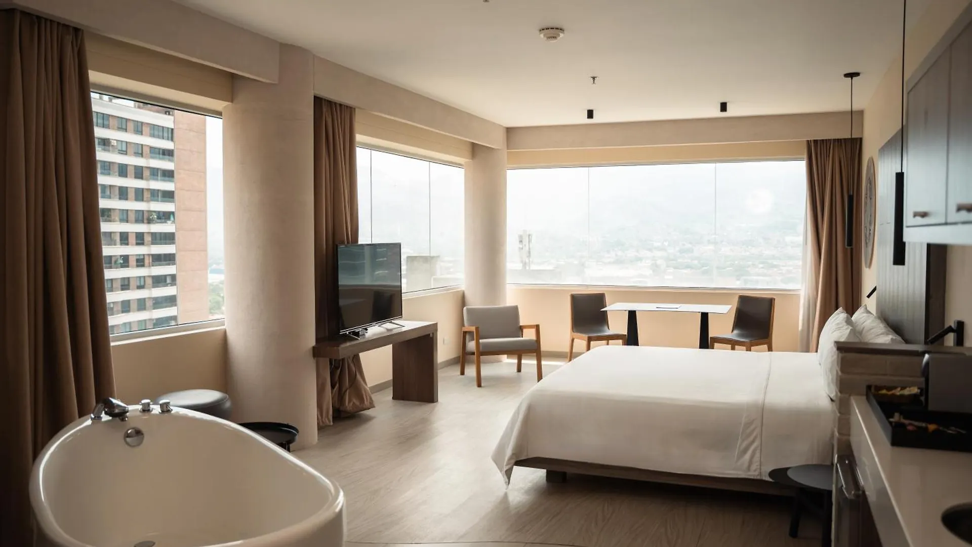 V Grand Hotel, A Member Of Radisson Individuals Medellín 4*,